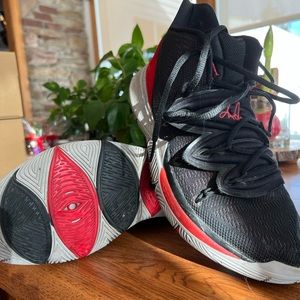 Mens Nike Kyrie Basketball shoes sz.11. Red and black high tops.